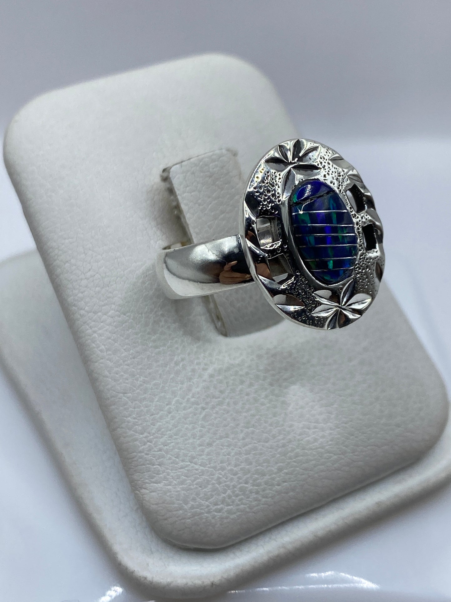 Detalle del ópalo de fuego azul con patrón de luz natural en el anillo