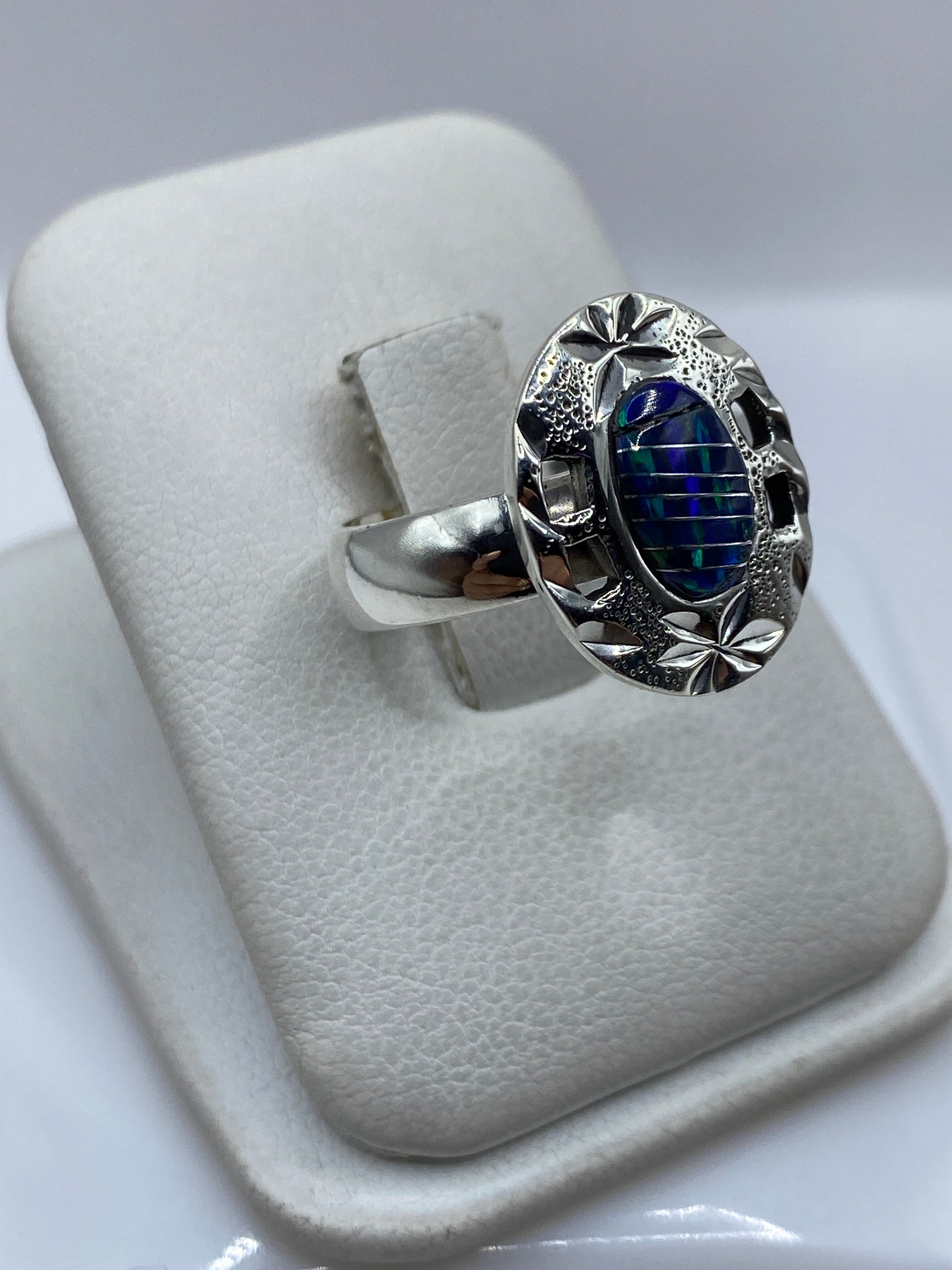 Detalle del ópalo de fuego azul con patrón de luz natural en el anillo