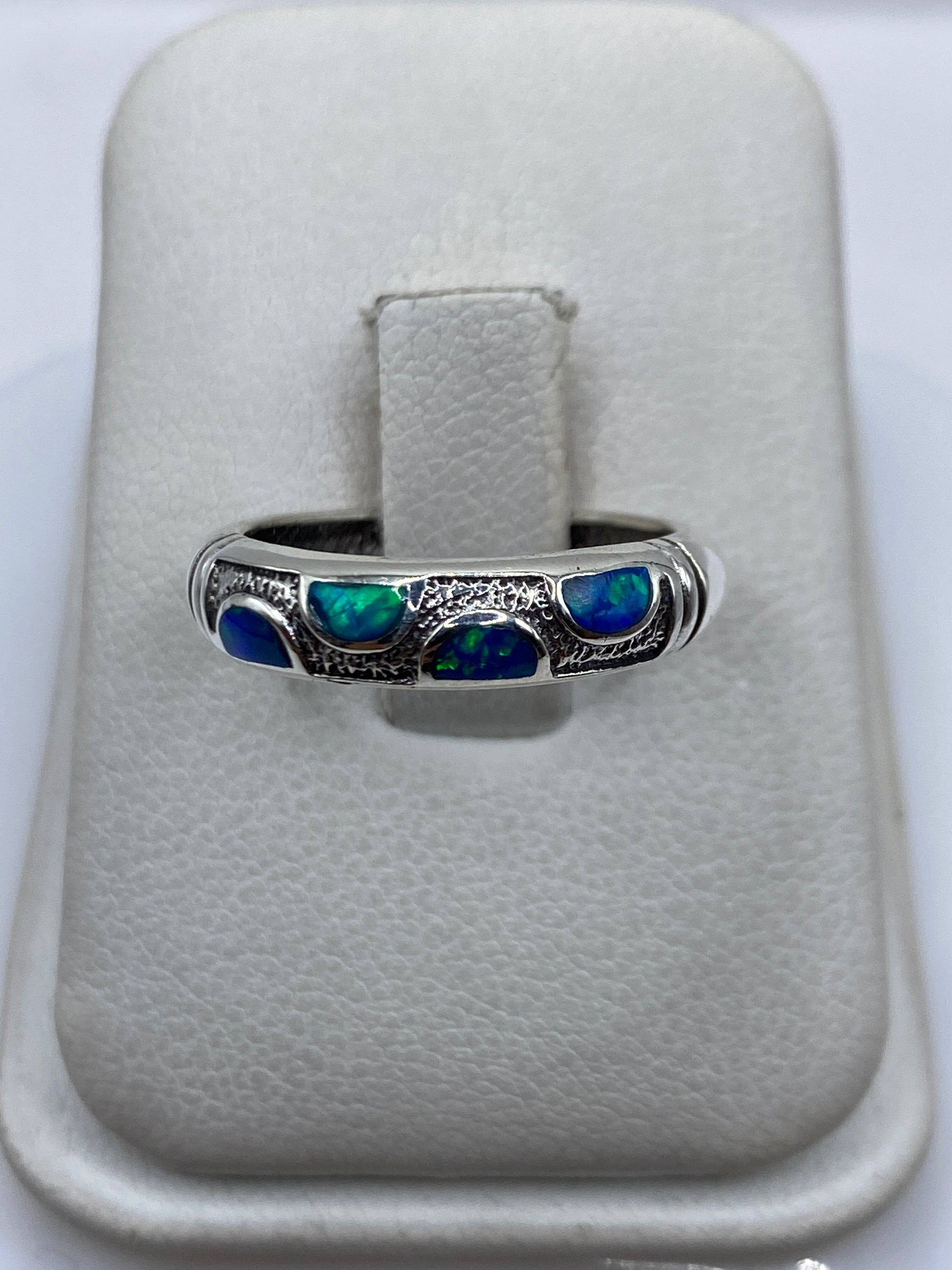 Anillo de plata .925 con ópalo de fuego azul en talla 6, visto desde arriba en estuche blanco