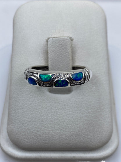 Anillo de plata .925 con ópalo de fuego azul en talla 6, visto desde arriba en estuche blanco