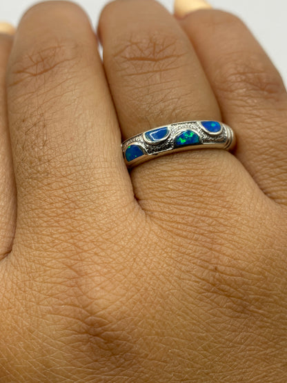 Detalle del anillo en báscula de precisión: 2.8 gramos de plata pura de Taxco