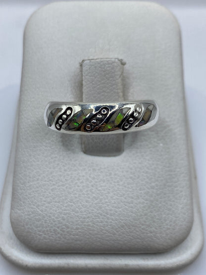 Anillo de plata .950 con Ópalo de Fuego iridiscente, vista frontal sobre almohada blanca