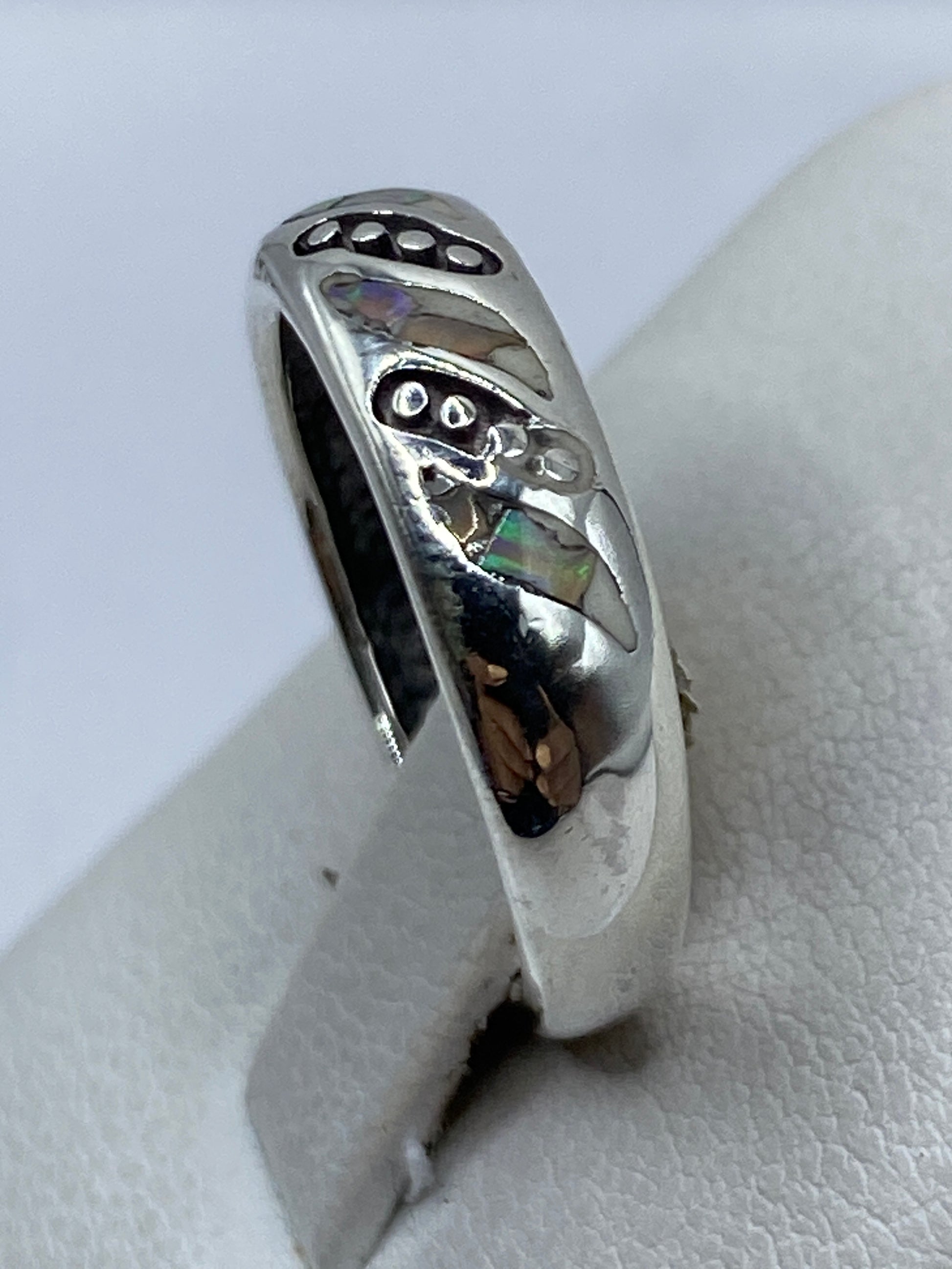 Anillo unisex de plata .950 puesto en dedo, Ópalo de Fuego brillando