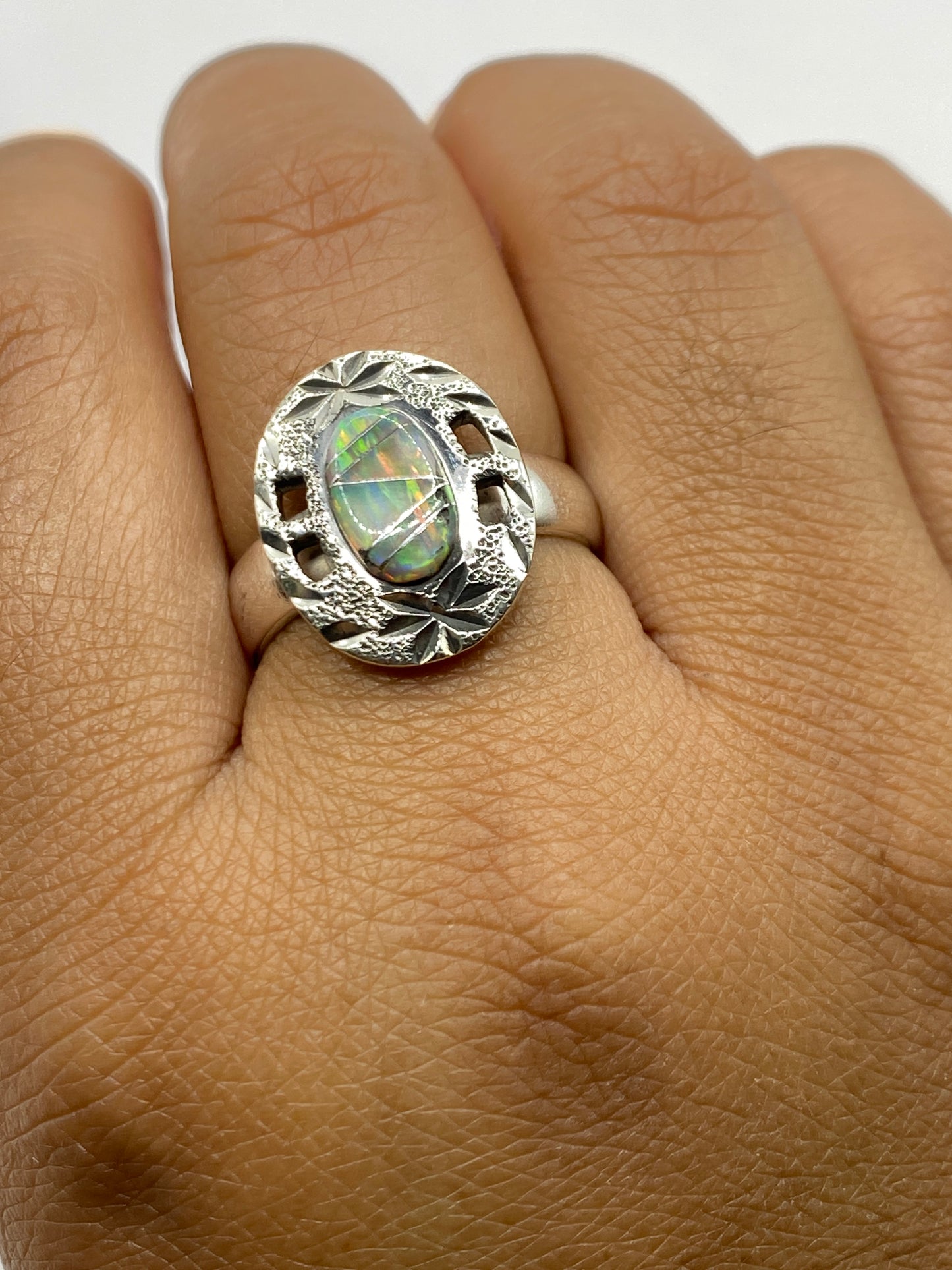Anillo completo sobre fondo blanco con visible el Quinto .950 en el interior de la banda