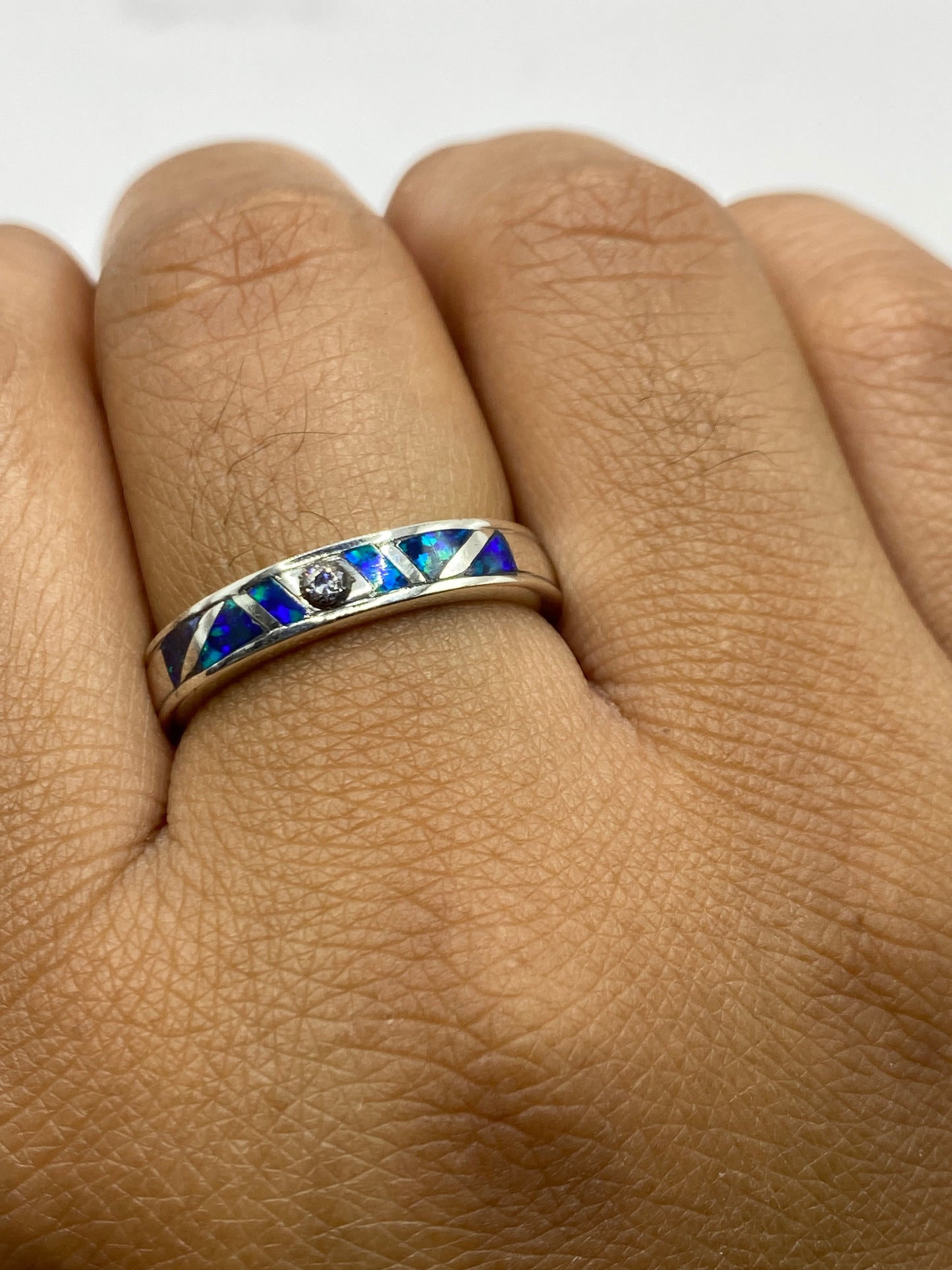 Anillo en la mano mostrando el Quinto .950 grabado