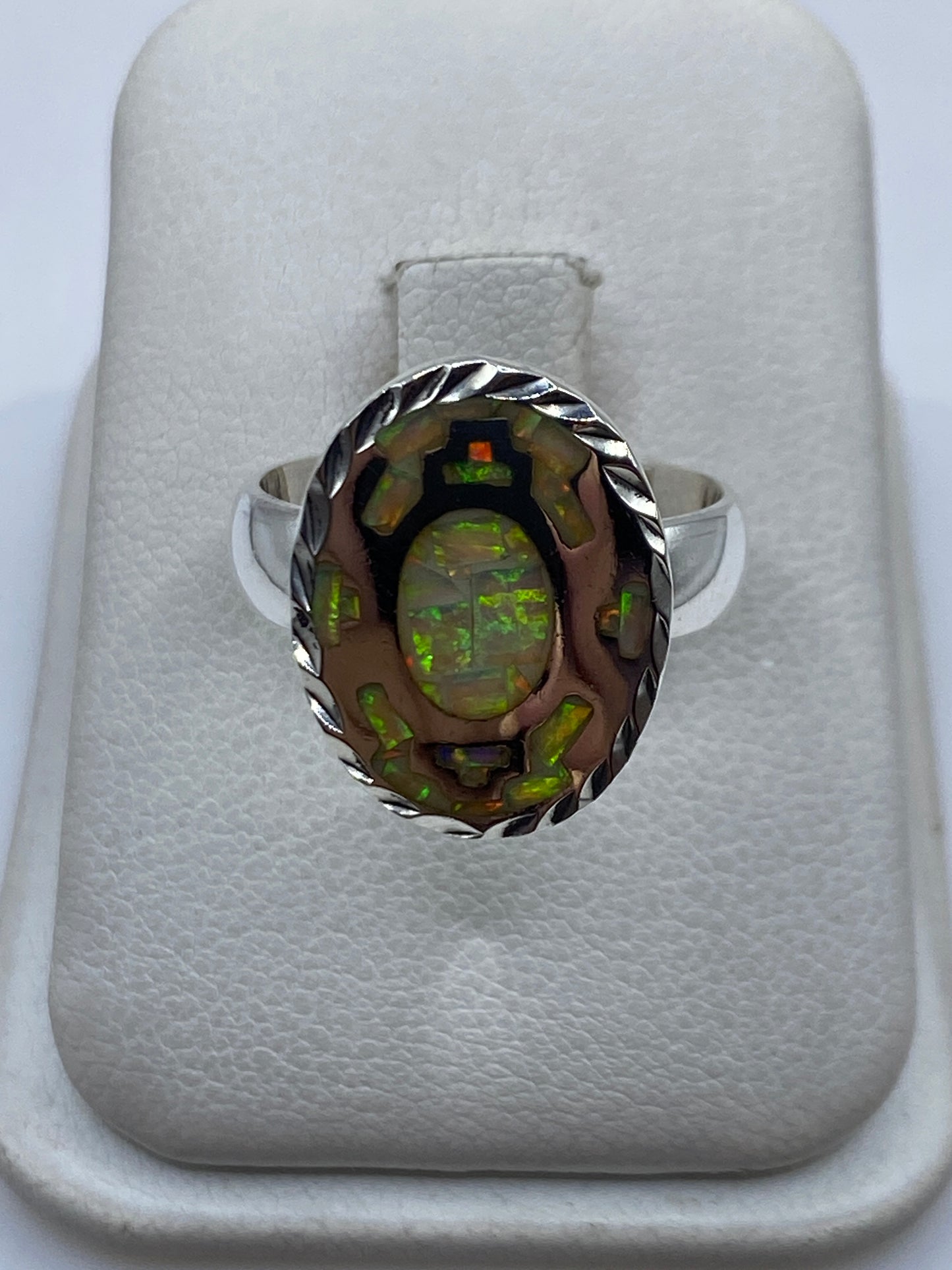 Anillo de plata .950 con ópalo de fuego amarillo y reflejos verdes, engaste a mano
