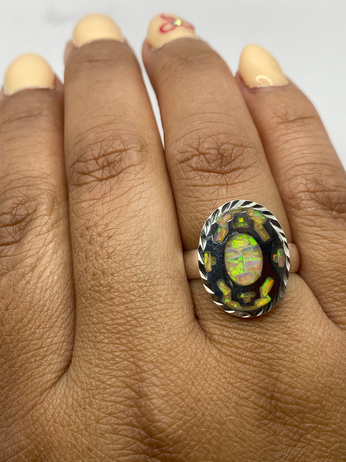 Anillo en la mano mostrando los reflejos vivos del ópalo de fuego