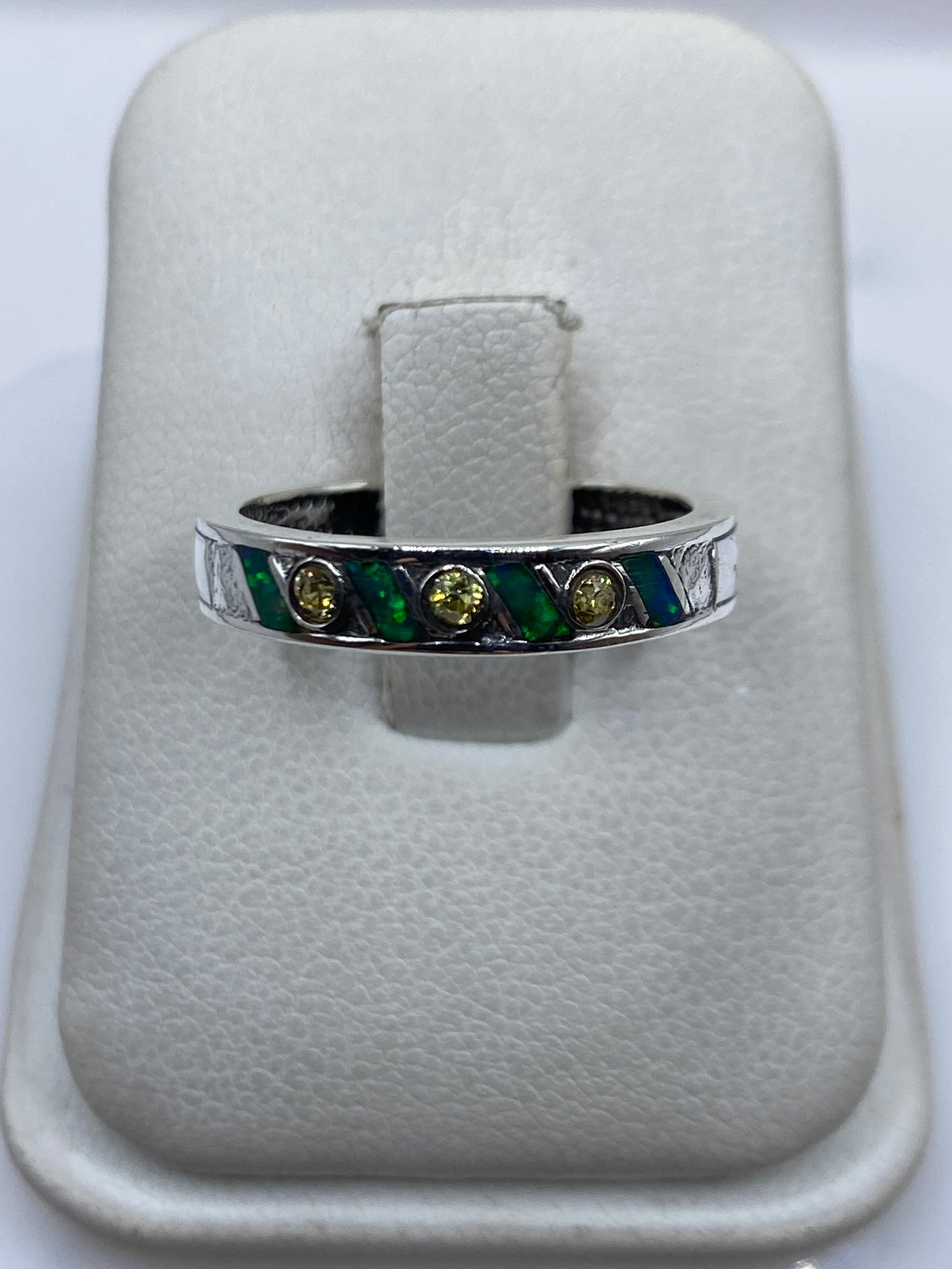 Anillo de plata .950 con ópalo de fuego verde limón en técnica combinada de Taxco
