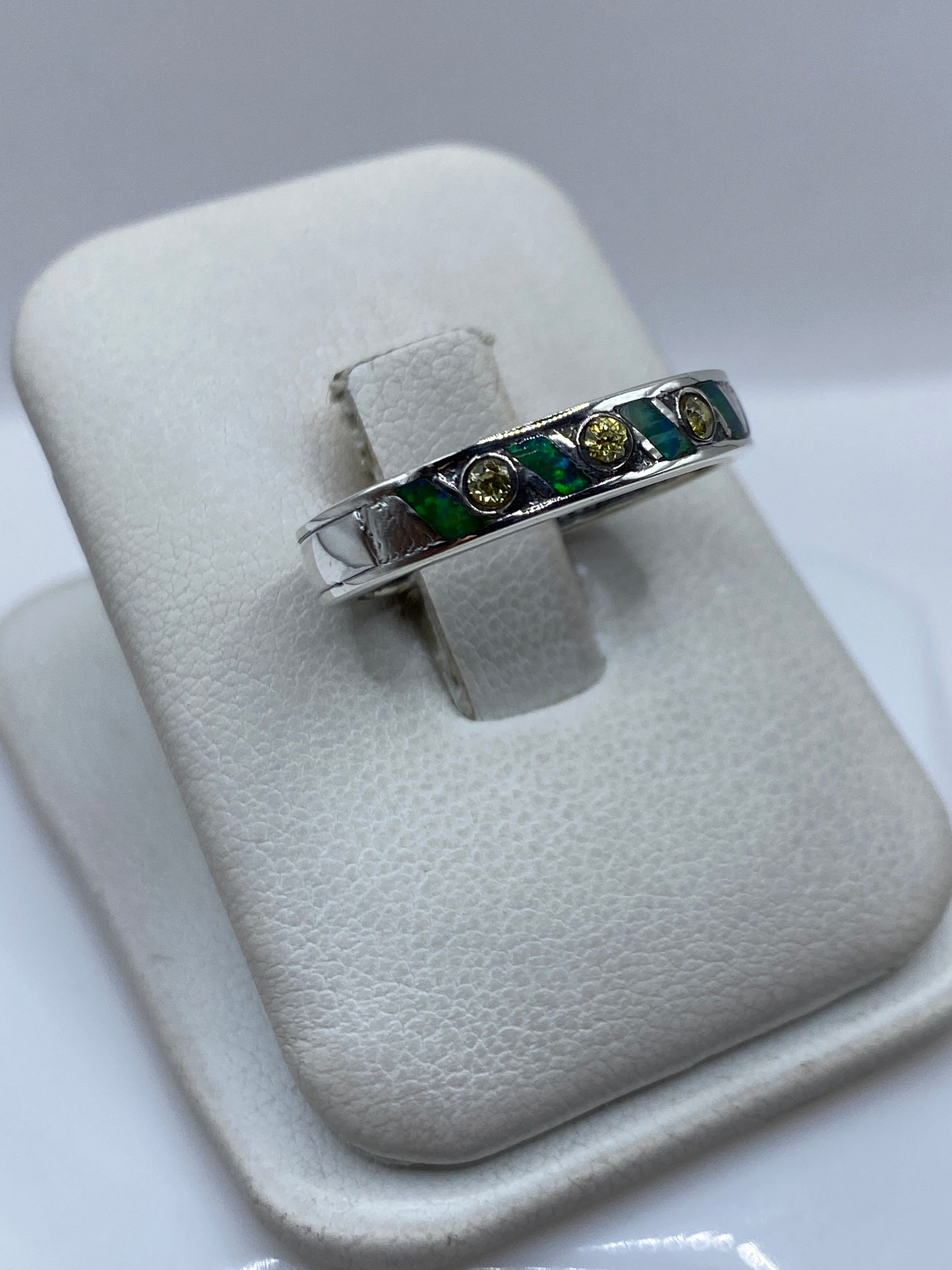 Vista frontal del anillo unisex mostrando el engaste manual del ópalo verde