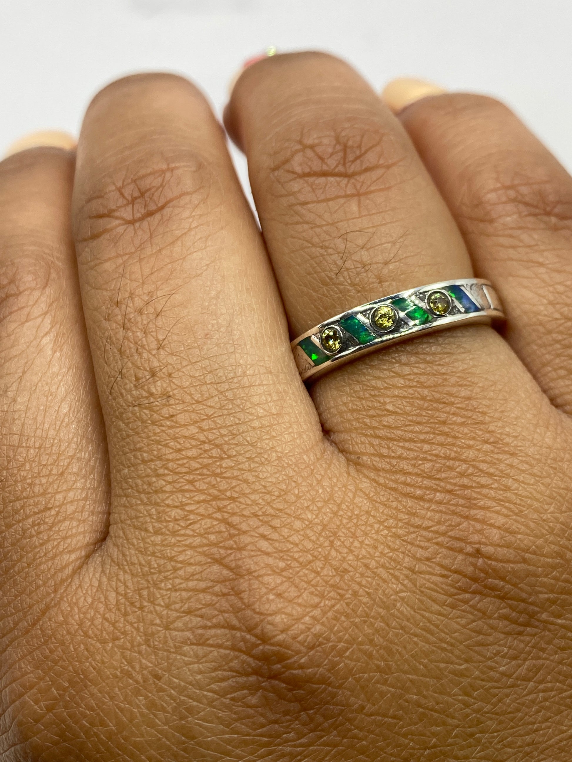 Anillo sobre fondo blanco con el Quinto .950 visible