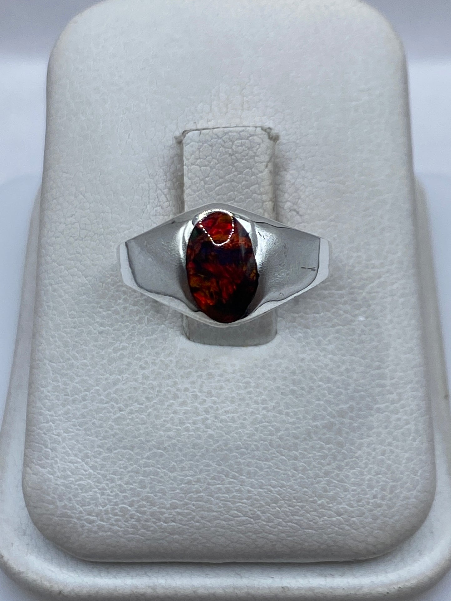 Anillo de plata .950 con ópalo de fuego multicolor engastado en diseño minimalista