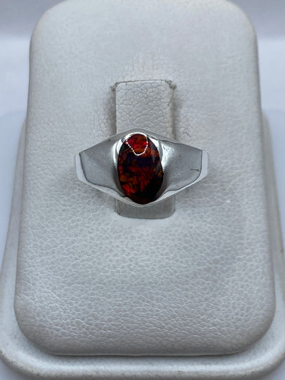 Anillo de plata .950 con ópalo de fuego multicolor engastado en diseño minimalista