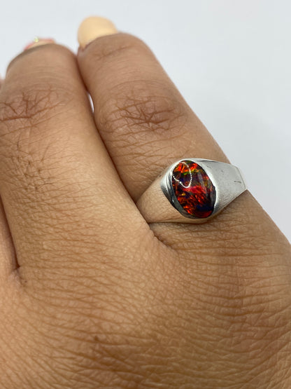 Anillo sobre fondo gris mostrando el Quinto .950 de plata auténtica