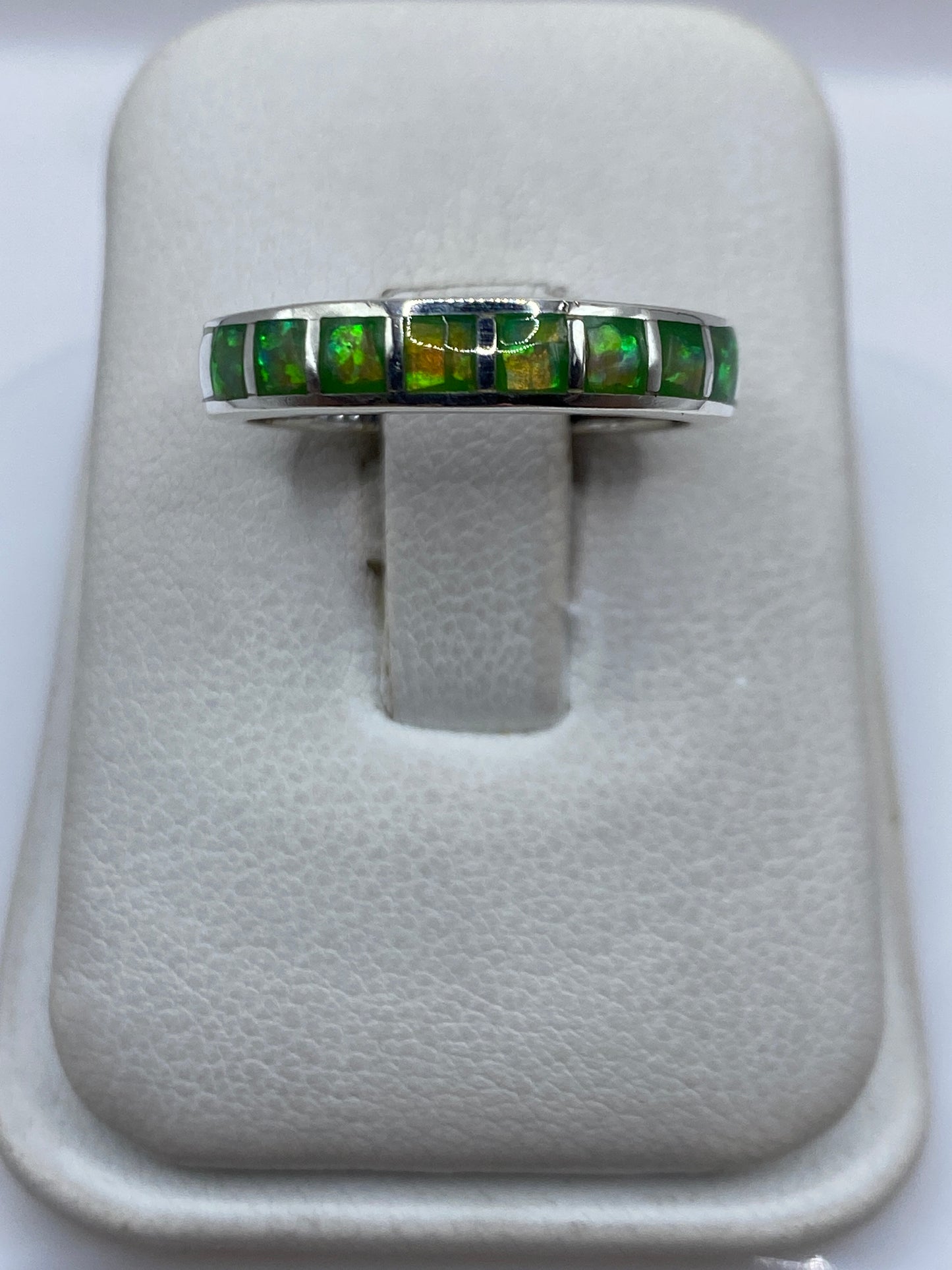 Anillo de plata .950 con ópalo de fuego verde limón en la mano