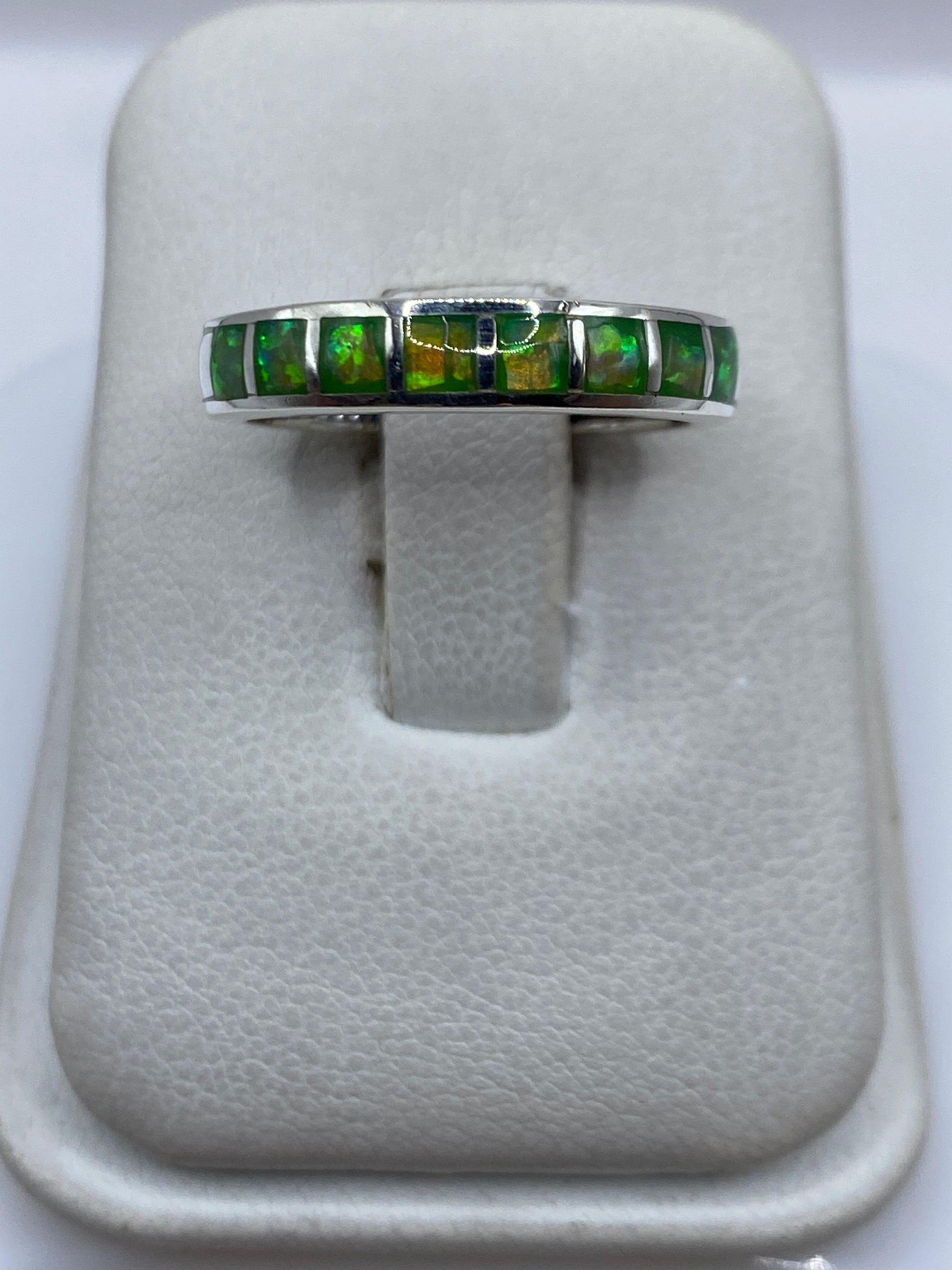 Anillo de plata .950 con ópalo de fuego verde limón en la mano