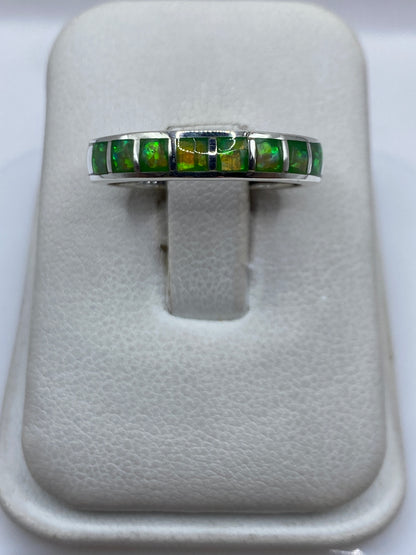 Anillo de plata .950 con ópalo de fuego verde limón en la mano