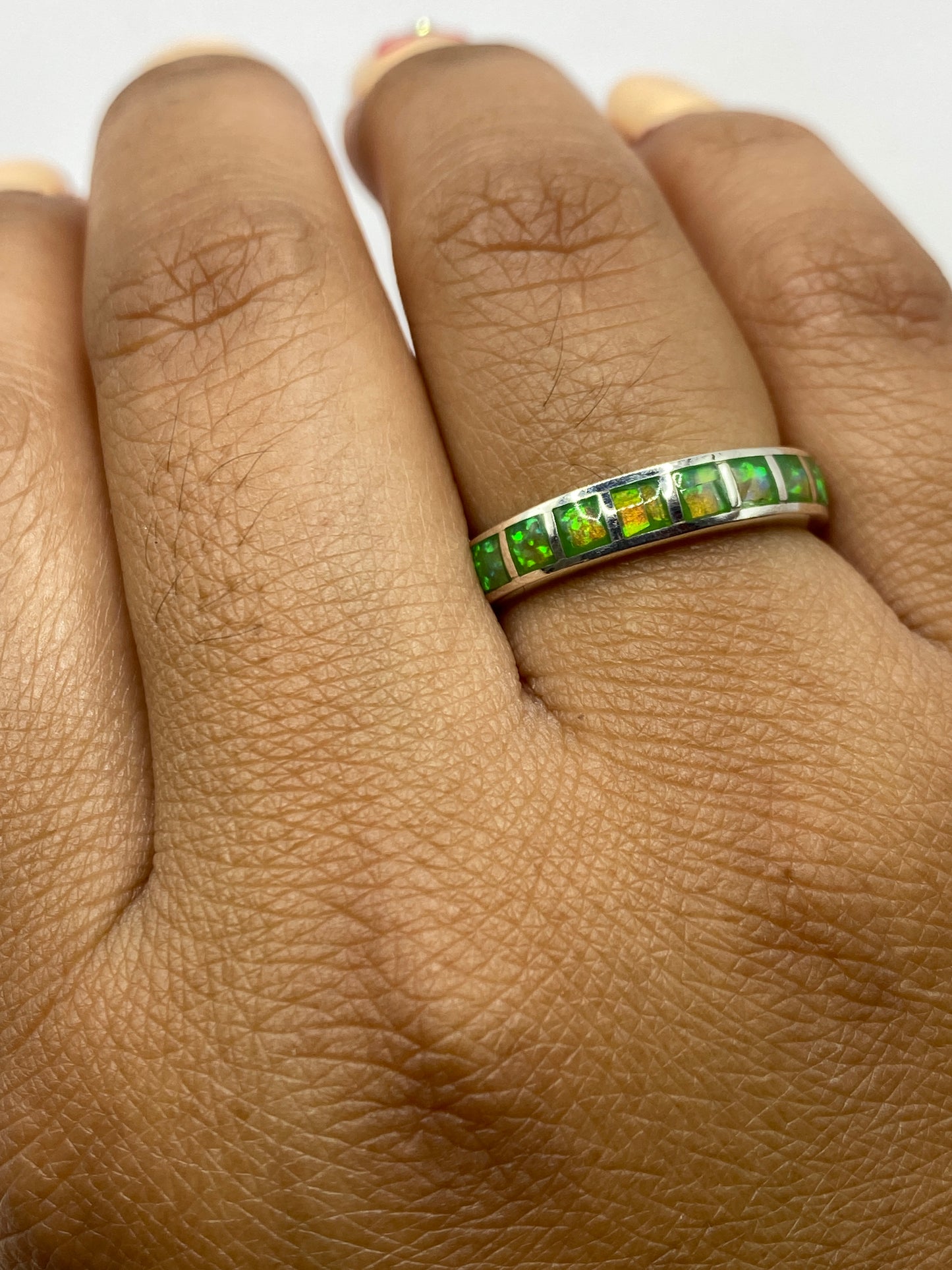 Anillo sobre fondo blanco con el Quinto .950 visible