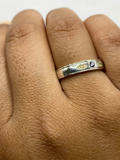 Anillo en dedo mostrando los tonos cálidos del ópalo de fuego