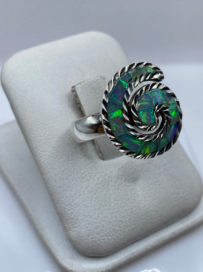 Vista lateral del anillo de plata .925 con ópalo engastado a mano
