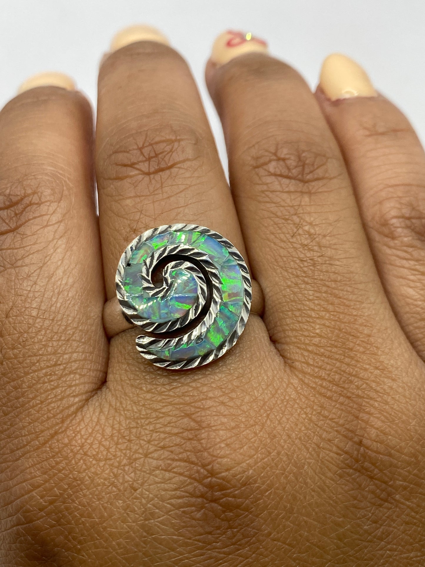 Anillo sobre fondo blanco mostrando el Quinto .925 en el interior
