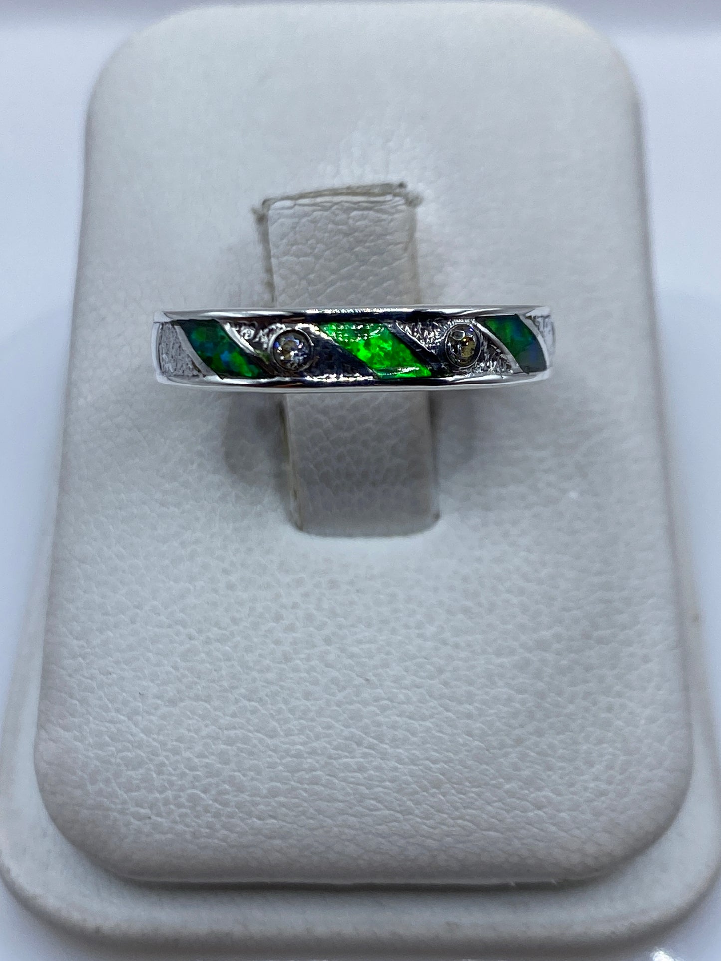 Anillo de plata .950 con ópalo de fuego verde limón engastado a mano en Taxco