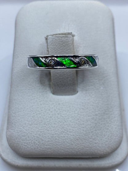 Anillo de plata .950 con ópalo de fuego verde limón engastado a mano en Taxco