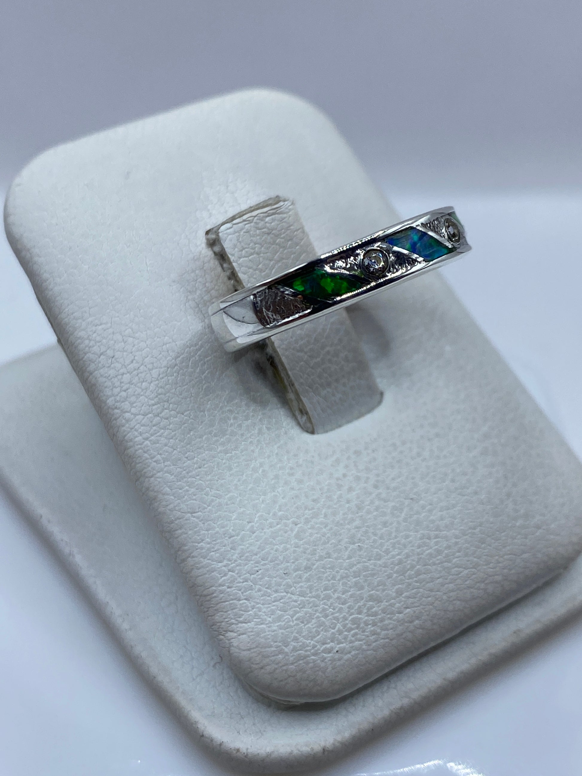 Detalle del ópalo de fuego con color verde limón en anillo minimalista de plata pura