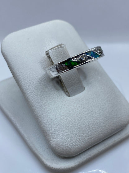 Detalle del ópalo de fuego con color verde limón en anillo minimalista de plata pura