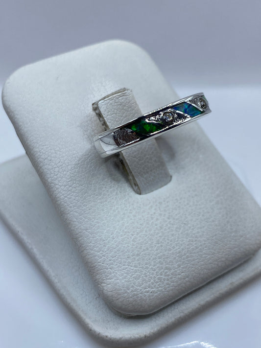 Detalle del ópalo de fuego con color verde limón en anillo minimalista de plata pura