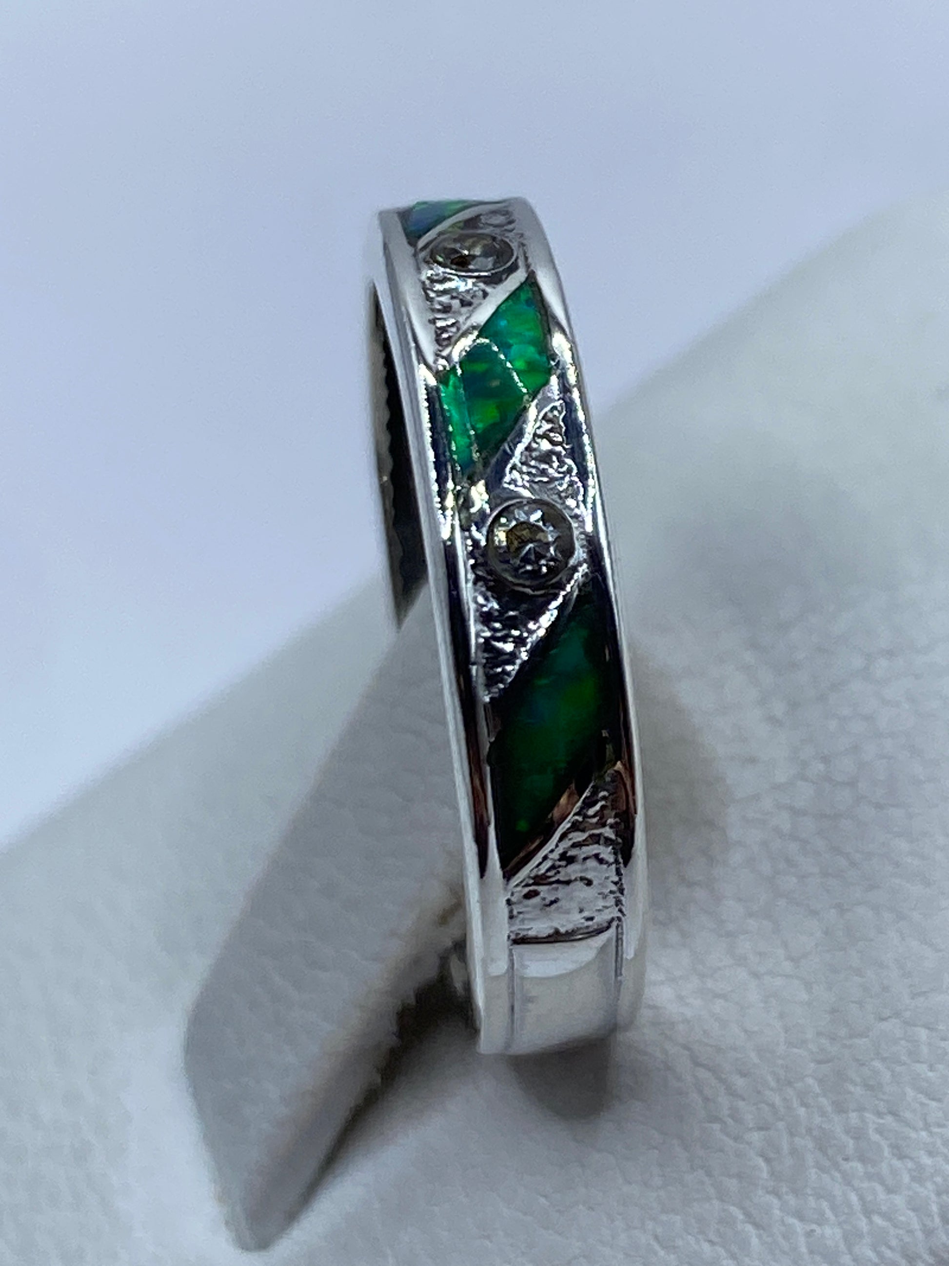 Anillo de plata .950 en la mano, mostrando el brillo del ópalo de fuego