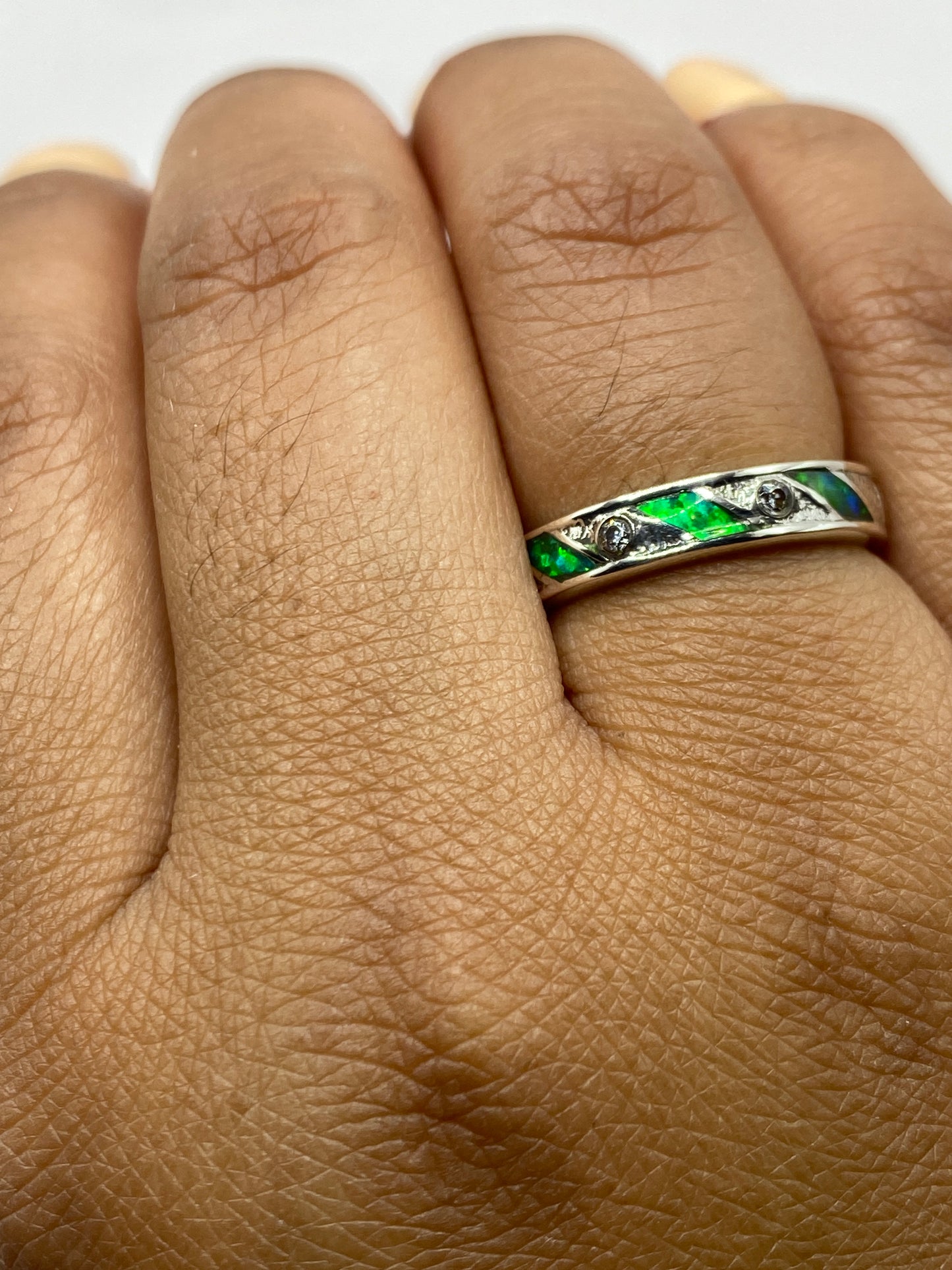 Anillo sobre fondo neutro con marca del Quinto .950 visible