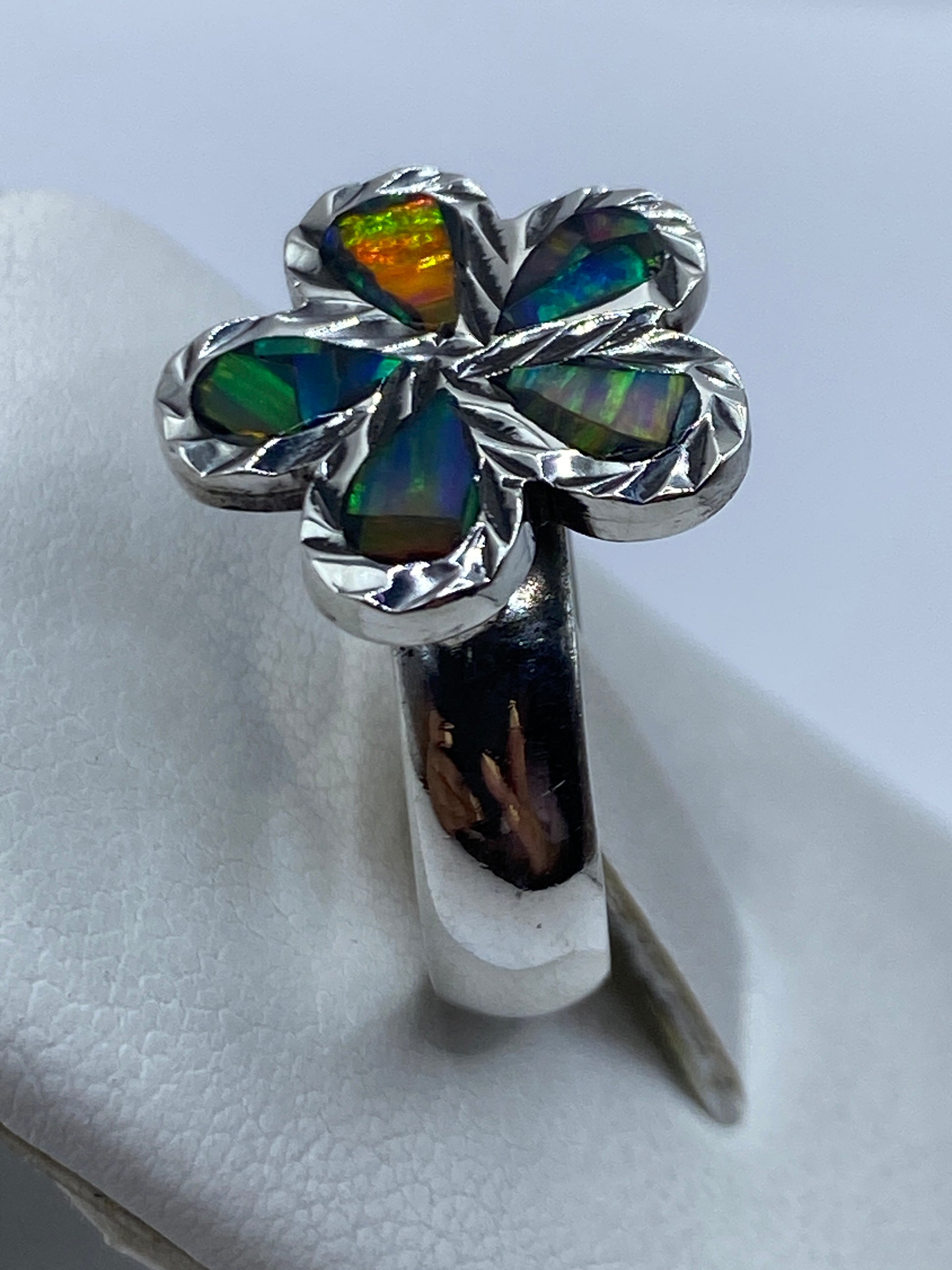 Detalle del ópalo de fuego con cambios de color: verde y azul reflejando la luz