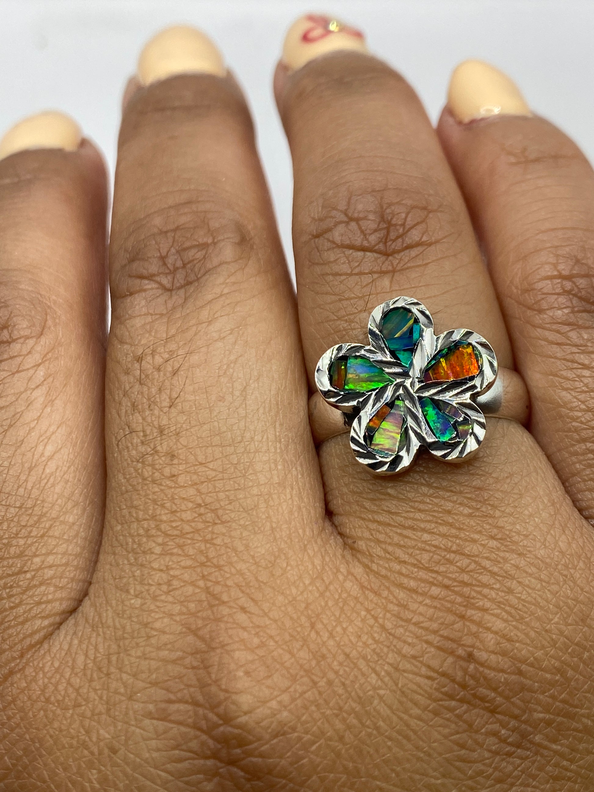 Anillo sobre fondo blanco mostrando el Quinto .925 y el acabado pulido