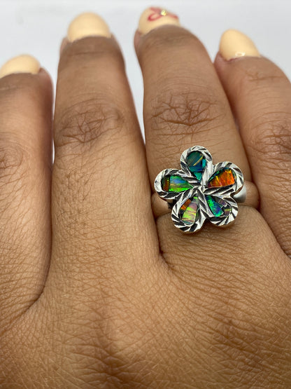 Anillo sobre fondo blanco mostrando el Quinto .925 y el acabado pulido
