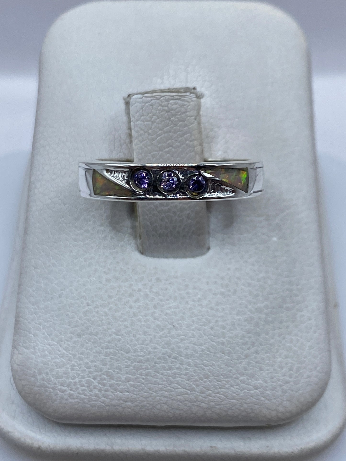 Anillo de plata .950 con ópalo de fuego multicolor iridiscente en display blanco