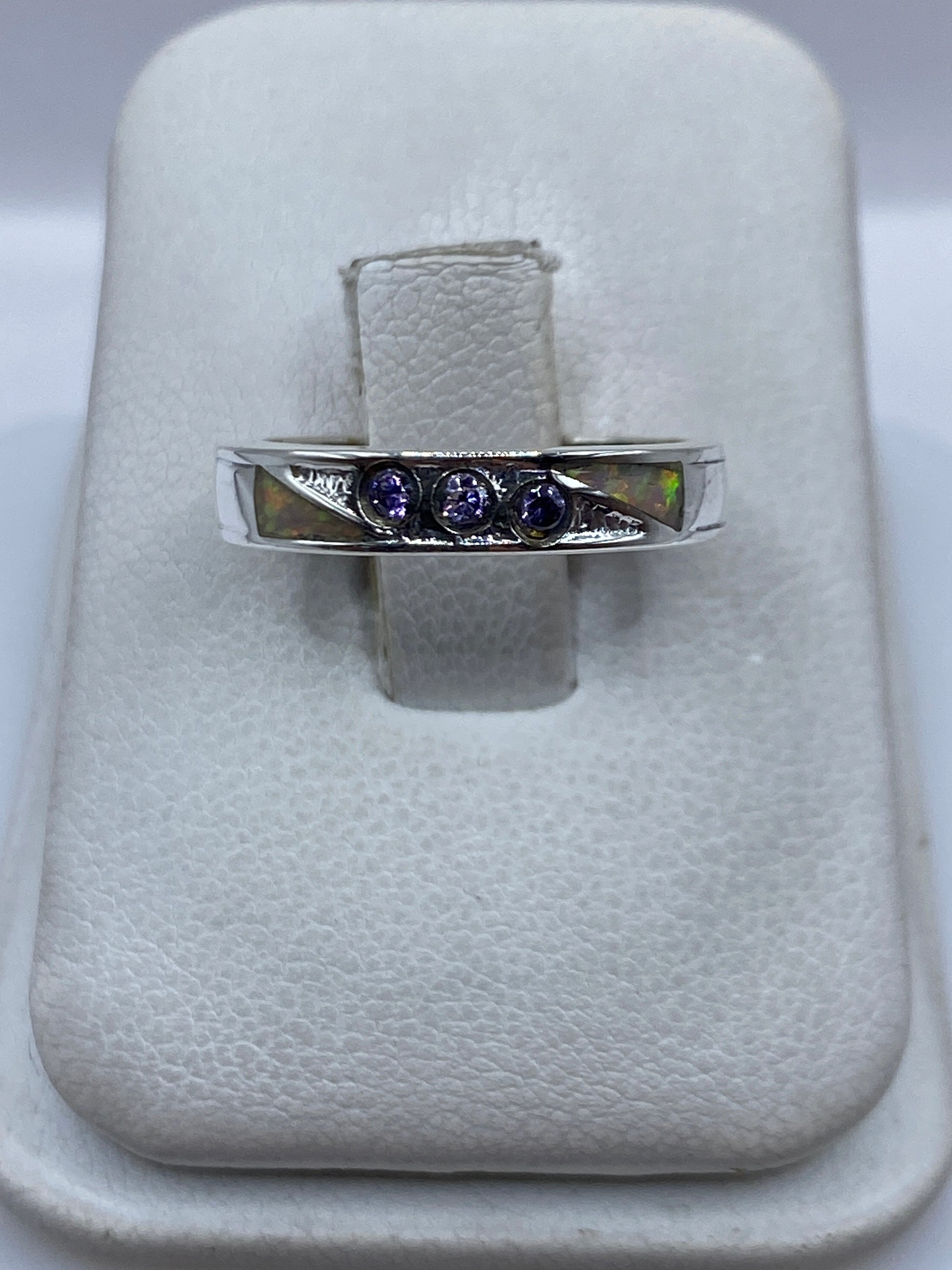Anillo de plata .950 con ópalo de fuego multicolor iridiscente en display blanco