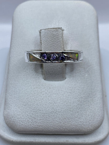 Anillo de plata .950 con ópalo de fuego multicolor iridiscente en display blanco