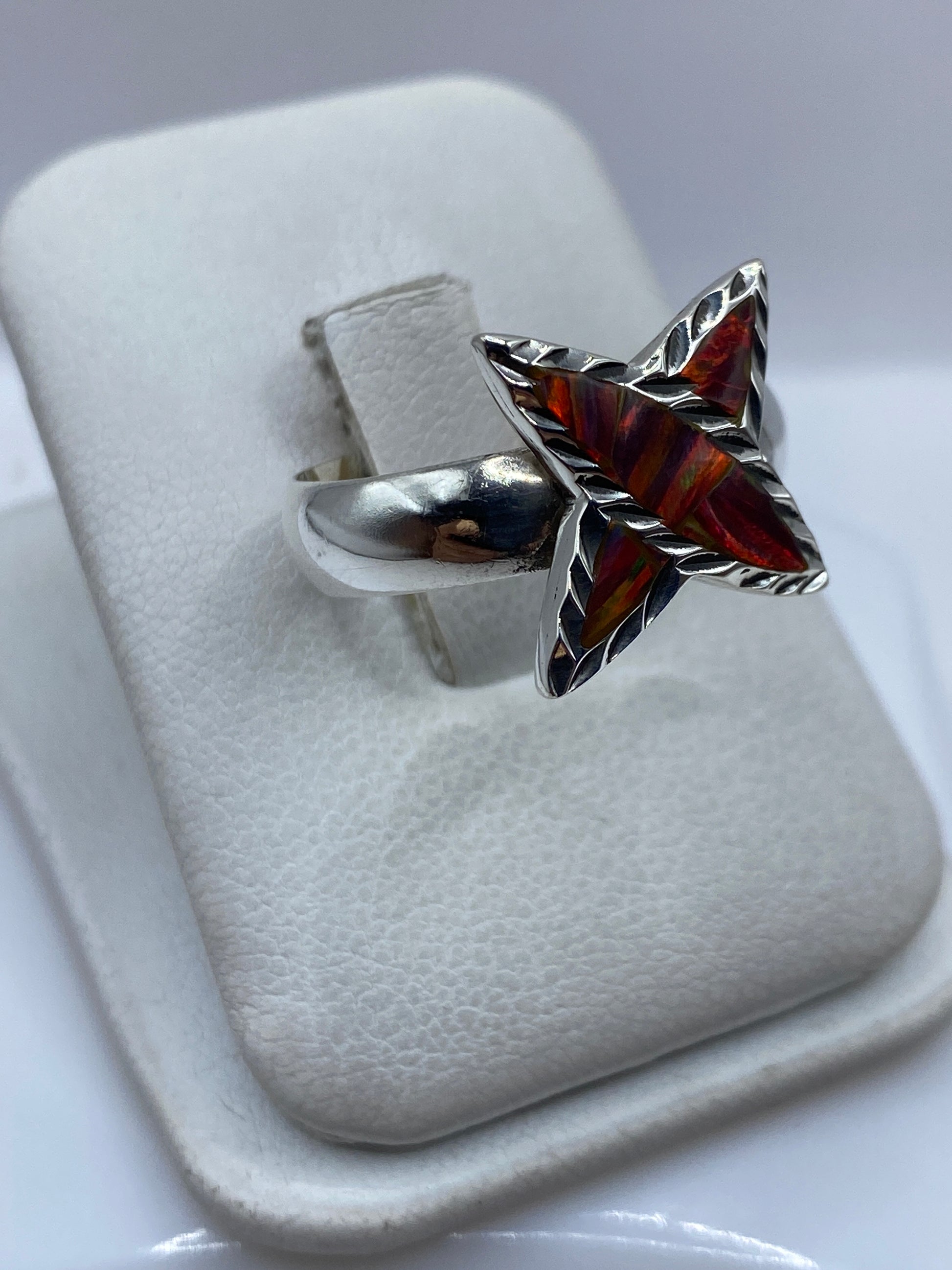 Anillo de plata .925 con ópalo de fuego en tonos rojos, naranjas y amarillos, vista lateral