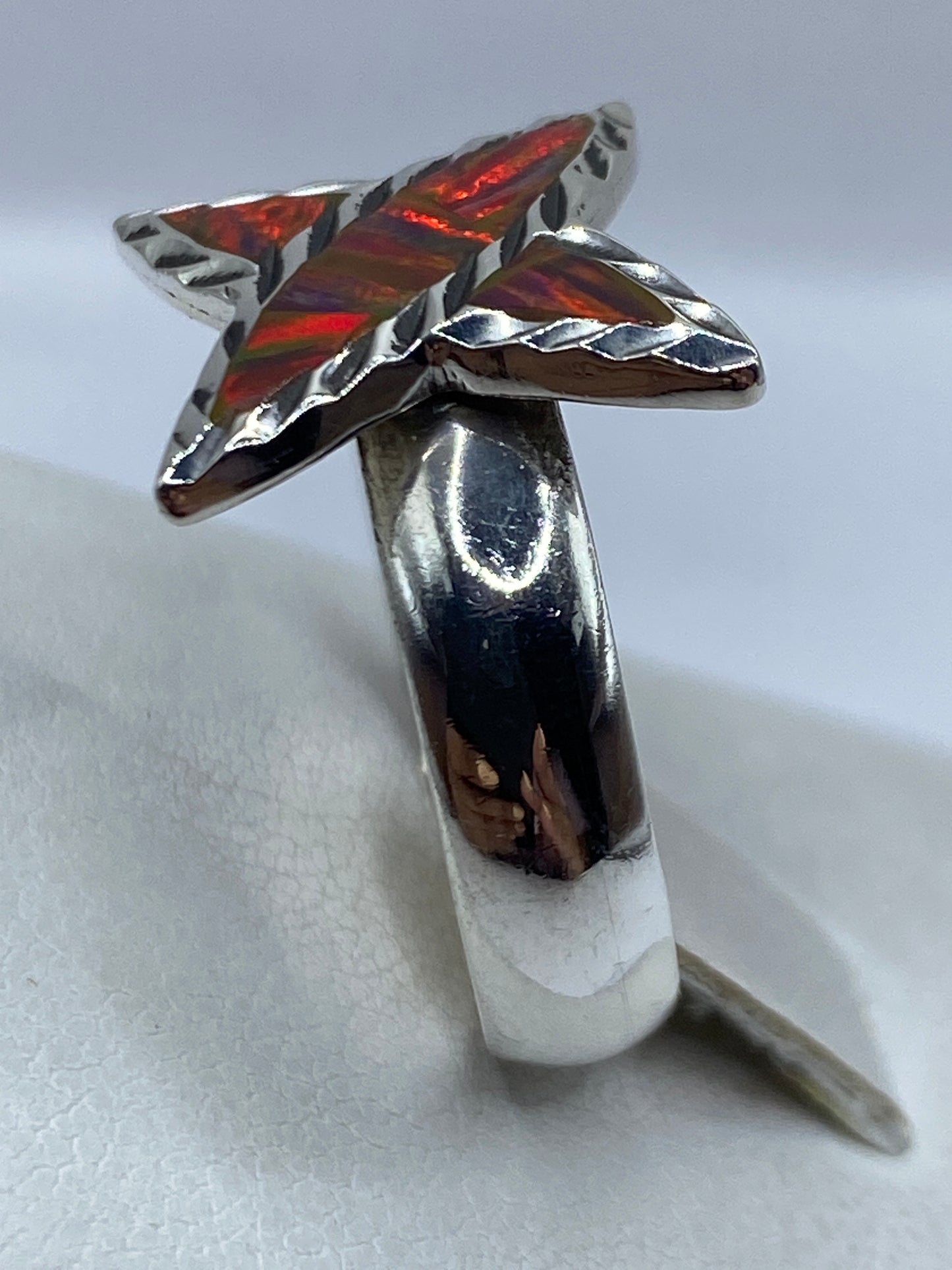 Detalle del engaste a mano del ópalo de fuego en el anillo de plata
