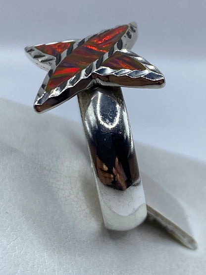 Detalle del engaste a mano del ópalo de fuego en el anillo de plata