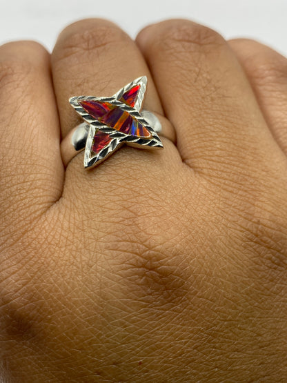 Anillo sobre fondo blanco mostrando el Quinto .925 en el aro interior