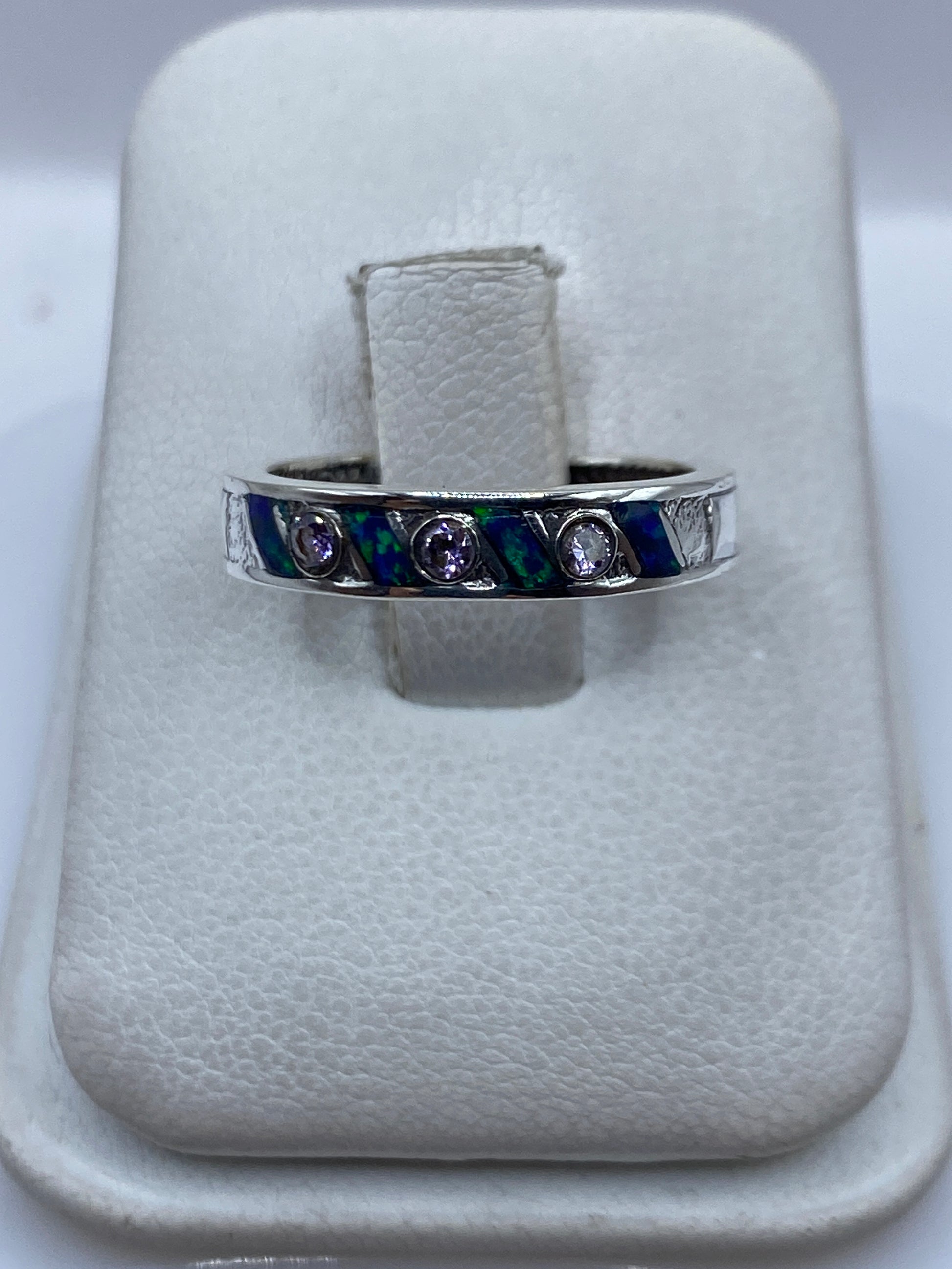 Anillo de plata .950 con Ópalo de Fuego azul, engaste visible en Taxco