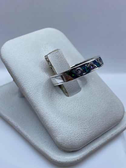 Vista frontal del anillo unisex con piedra azul profunda