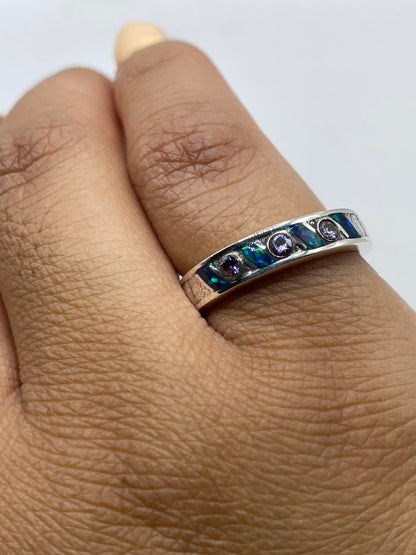 Anillo sobre fondo gris mostrando el Quinto .950 y el brillo de la plata pura