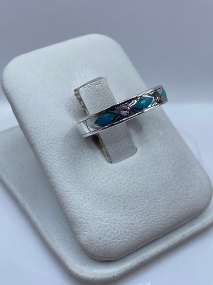 Detalle del Ópalo de Fuego azul cielo reflejando luz en el engaste de plata