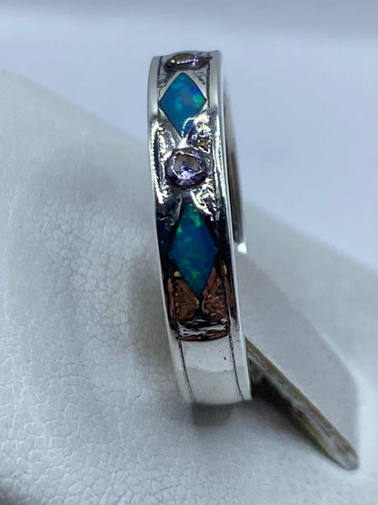 Anillo puesto en dedo mostrando el juego de colores del ópalo