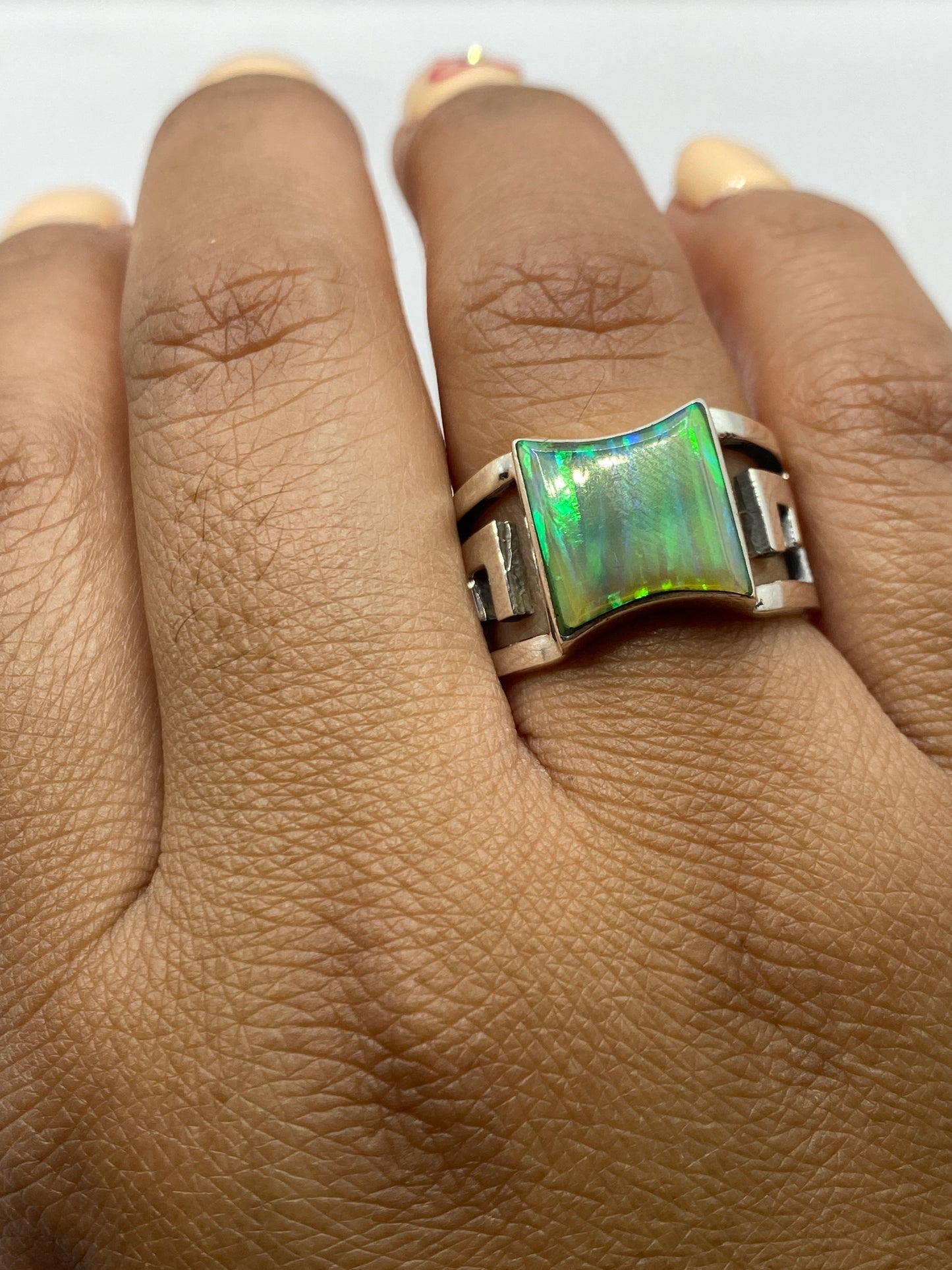 Anillo sobre fondo plata mostrando el Quinto .950 y el peso de 7.1 gramos