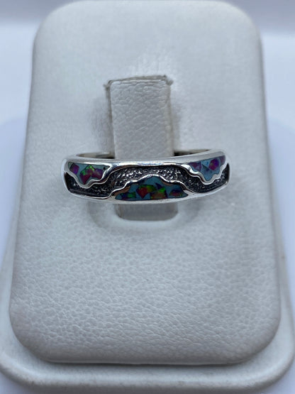 Anillo de plata .950 con Ópalo de Fuego morado, incrustación a mano, visto de frente en estuche blanco