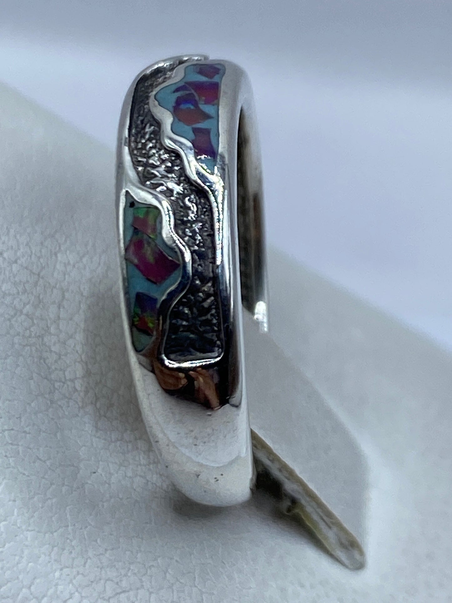 Anillo en el dedo mostrando el tono morado del Ópalo de Fuego con luz natural