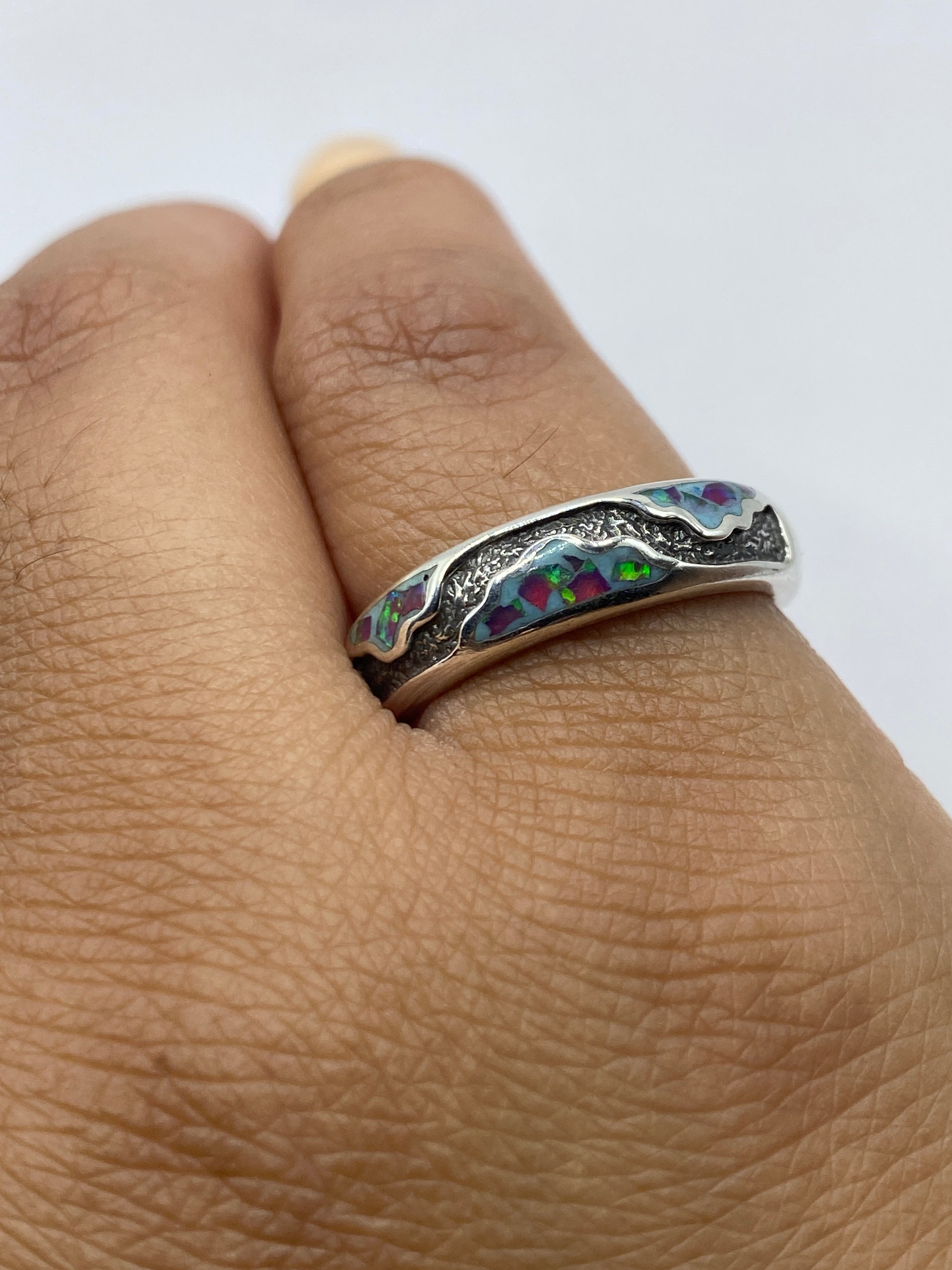 Perfil del anillo mostrando la altura de la incrustación y el trabajo artesanal